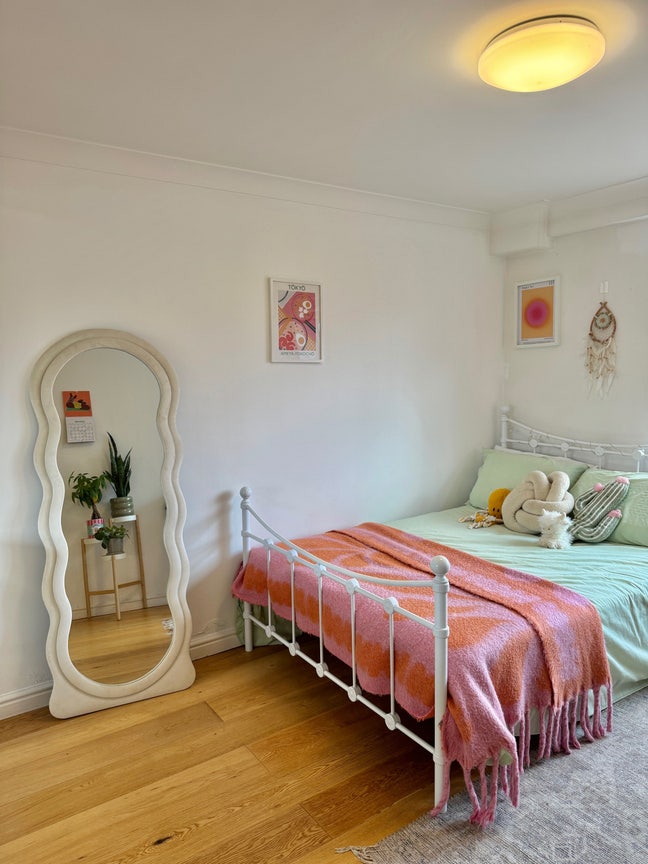 Large, furnished room available in 2 bedroom flat Main Photo