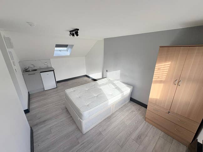 DSS - Studio Flat Available in Morden Kingston KT3 Main Photo