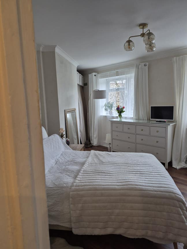 Large, bright, warm king-size room in Rotherhithe/ Main Photo
