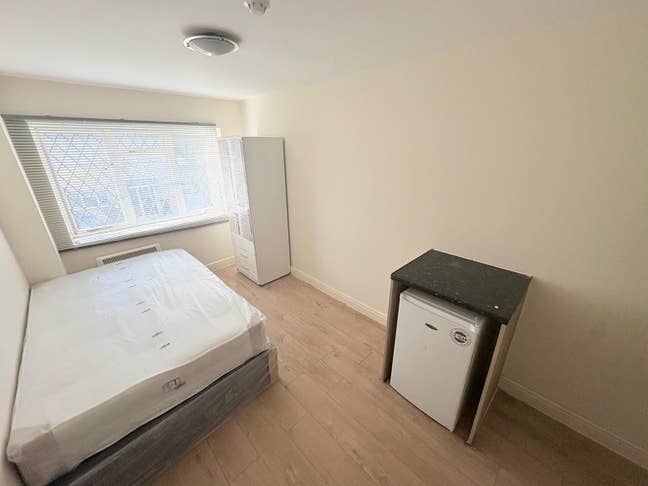 DSS-Studio Flat Available in Hampton Richmond TW12 Main Photo