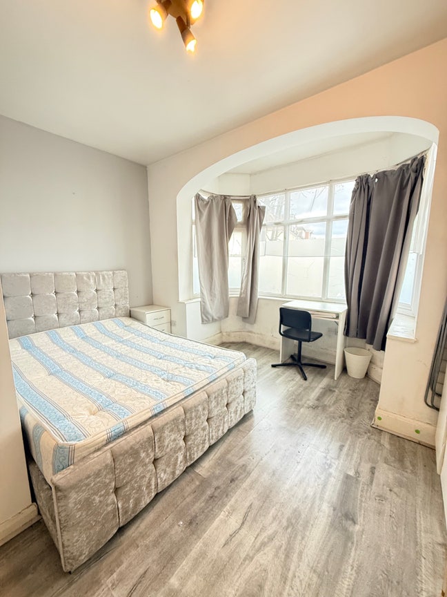 Cosy En-suite room - Hanger Lane Main Photo