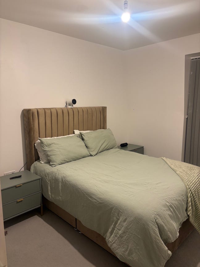 Spacious and Modern Double Bedroom W/ Ensuite Main Photo