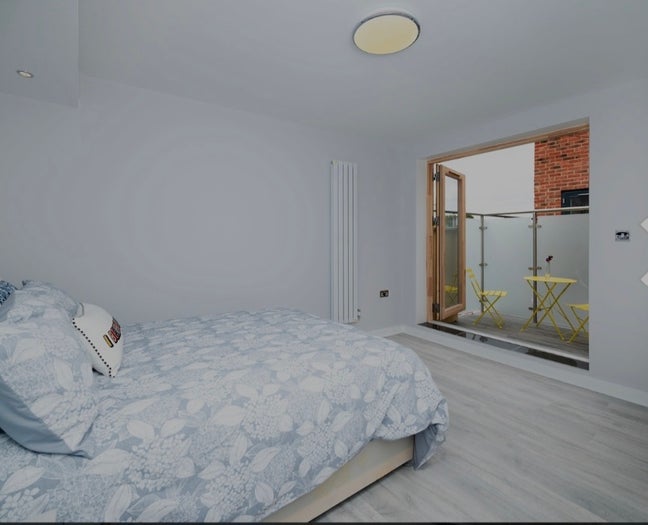 Room for 2 females or A couple available  Main Photo