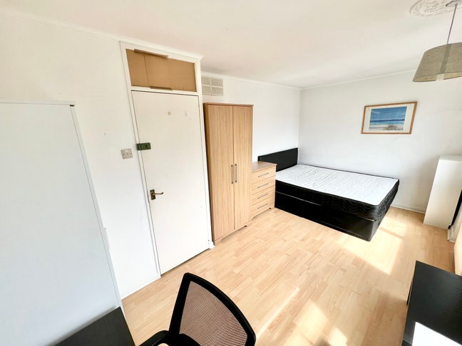 Double Room newly Refurbished. E14   Main Photo