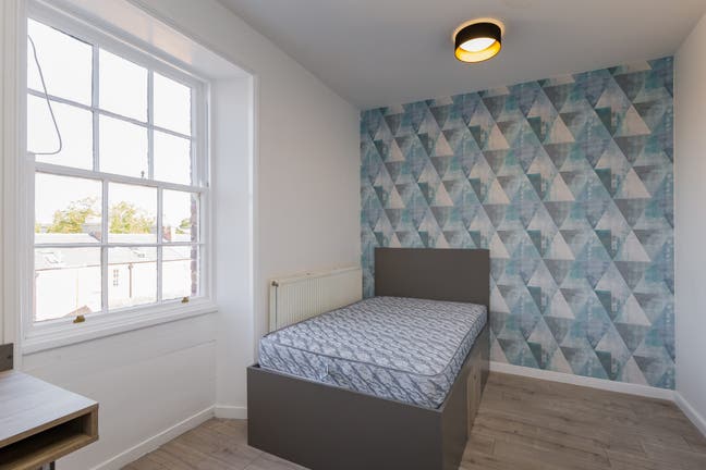 Furnished student room available (May–Sept) Main Photo