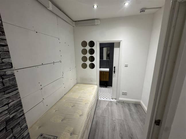 Large room with private en suite bathroom in Essex Main Photo