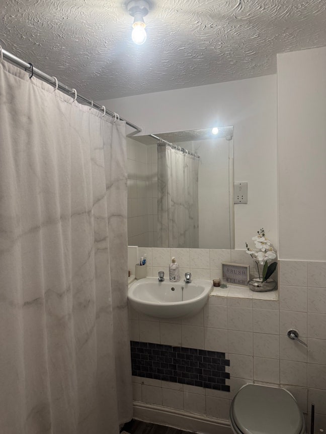 Room available in Enfield  Main Photo