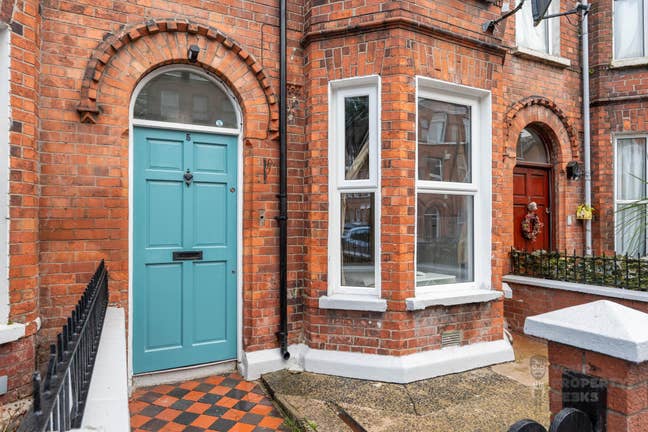 Double Room with Private Toilet available BT15  Main Photo