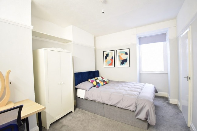 Room Available in a friendly house – Prime Locatio Main Photo