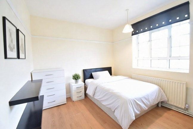 Fully Furnished Room – Move In Ready - Bills inclu Main Photo