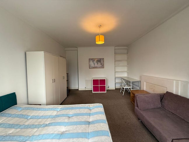 Modern Double Room – Close to Transport! Main Photo