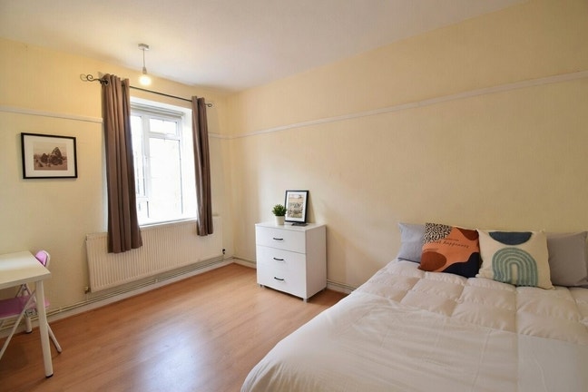 Modern Double Room – Close to Transport! Main Photo