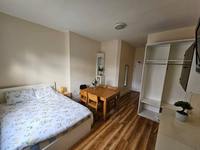 Large double ensuite in willesden green  Main Photo