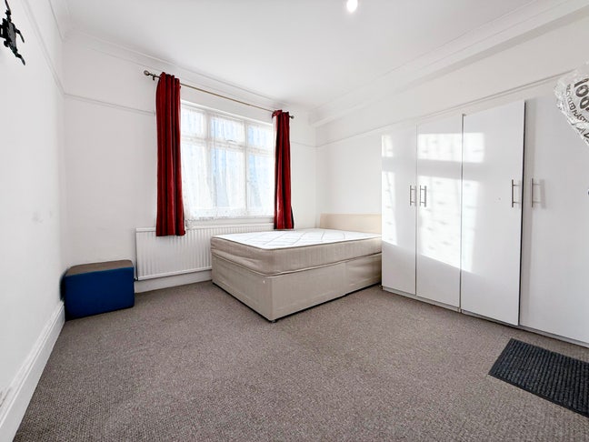 Ensuite Double Room 5Min Walk to Isleworth Station Main Photo
