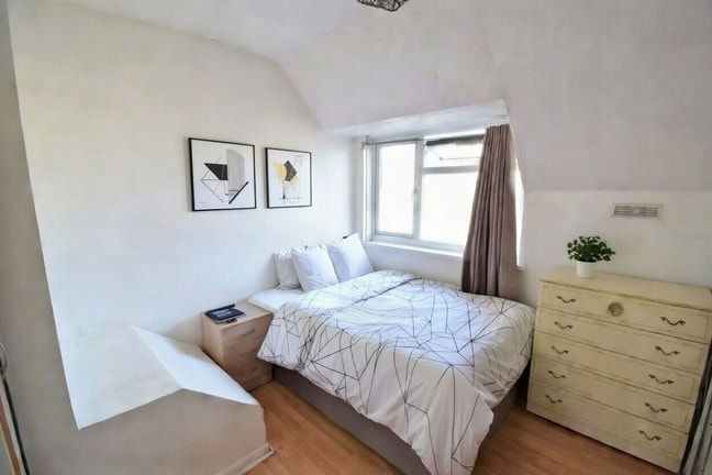 Spacious Double Room in Great Location! Main Photo