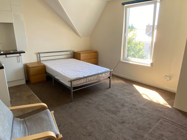 Bedsits on Powderham Crescent & Mount Pleasant Rd Main Photo