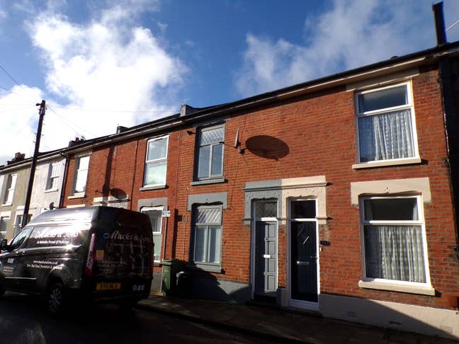 Two Bed House to Let &pound;1300 per Month  Main Photo