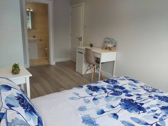  SW20 0UQ  Unique Studio two rooms  FREE  WIFI Main Photo