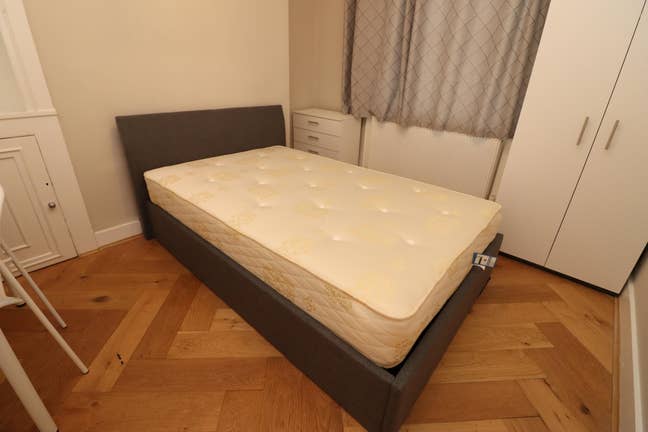 Double Room Steps from Victoria Station Main Photo