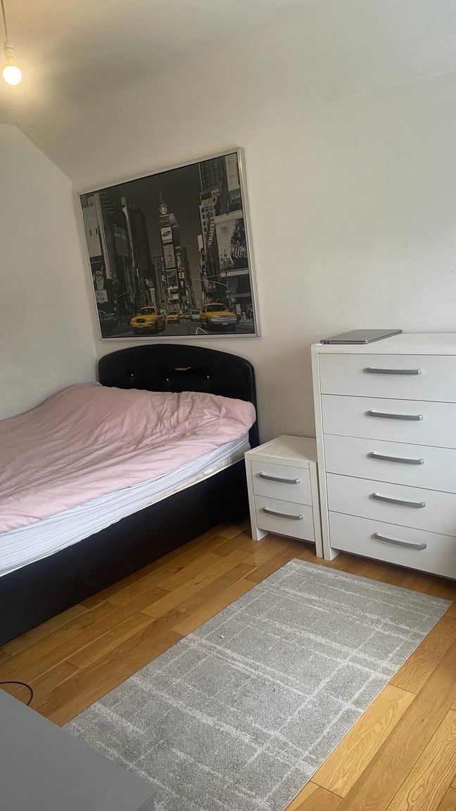 Large Double Room close to station Main Photo