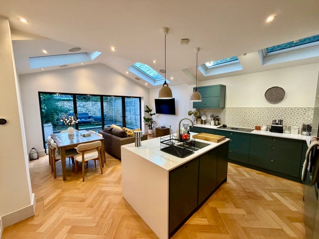 Recently refurbished Large 2b Flat  Main Photo