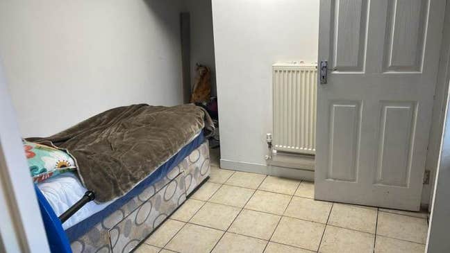 1-Single Room is available in OL9 7BD Main Photo