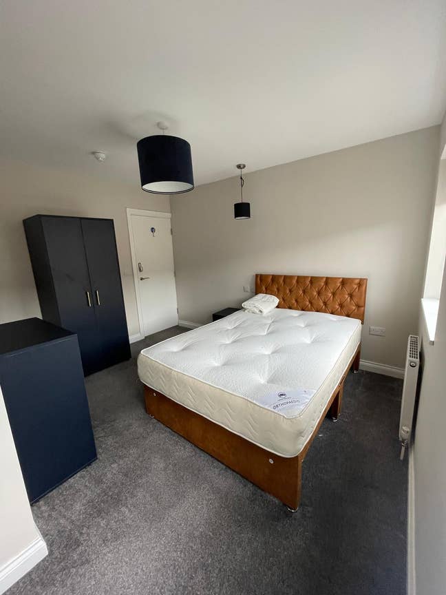 Double Room Available with En-Suite Main Photo