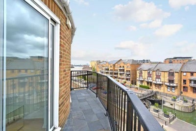 🌟 Double Room in Calm 4-Bed Flat – Steps from CW Main Photo