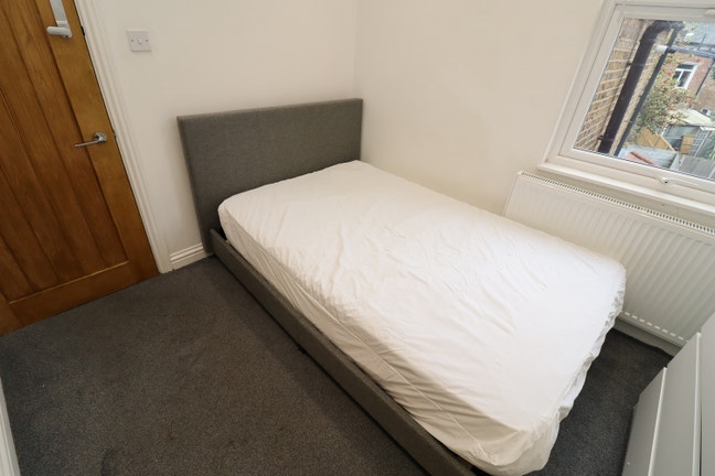 Modern Ensuite Available in Acton Central Main Photo