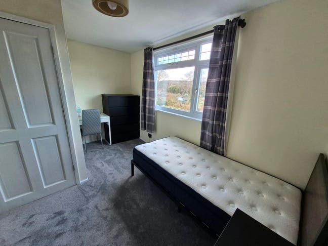 Large Single Room Main Photo