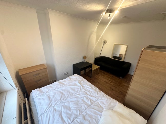 🍁 Spacious Room in 5-Bed, 2 baths + lounge 🍁  Main Photo