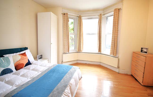 Spacious Double in W12 - Close to Westfield Centre Main Photo