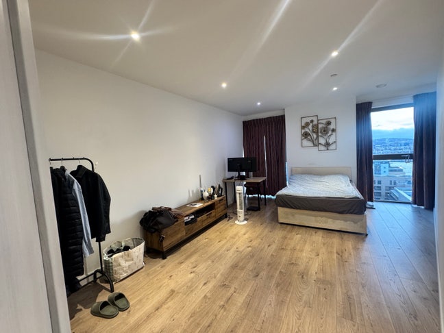 Large Double Room  /All Bills Included  Main Photo