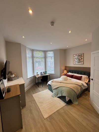 🏡 Large Double En-Suite Room near Hospital Main Photo