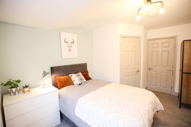 Room with En Suite, All Bills Included! Main Photo