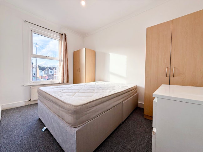 2 Bedroom Flat 15 Mins Walk to Hounslow Central Main Photo