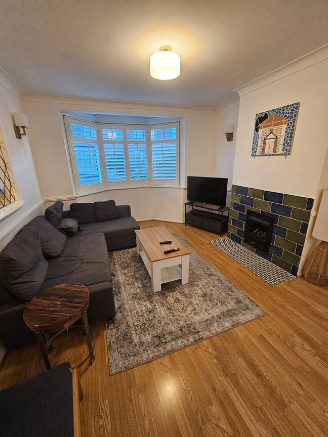 Room in Friendly Home – Stratford (Westfield) Main Photo