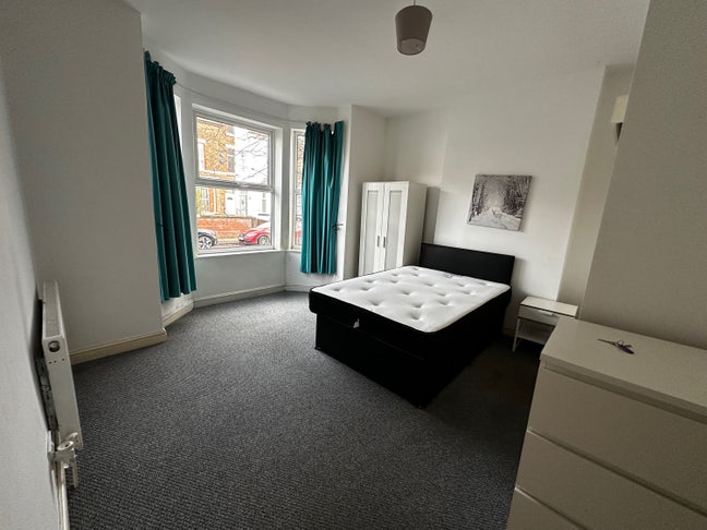 Large ensuite rooms 10mins from Station Main Photo