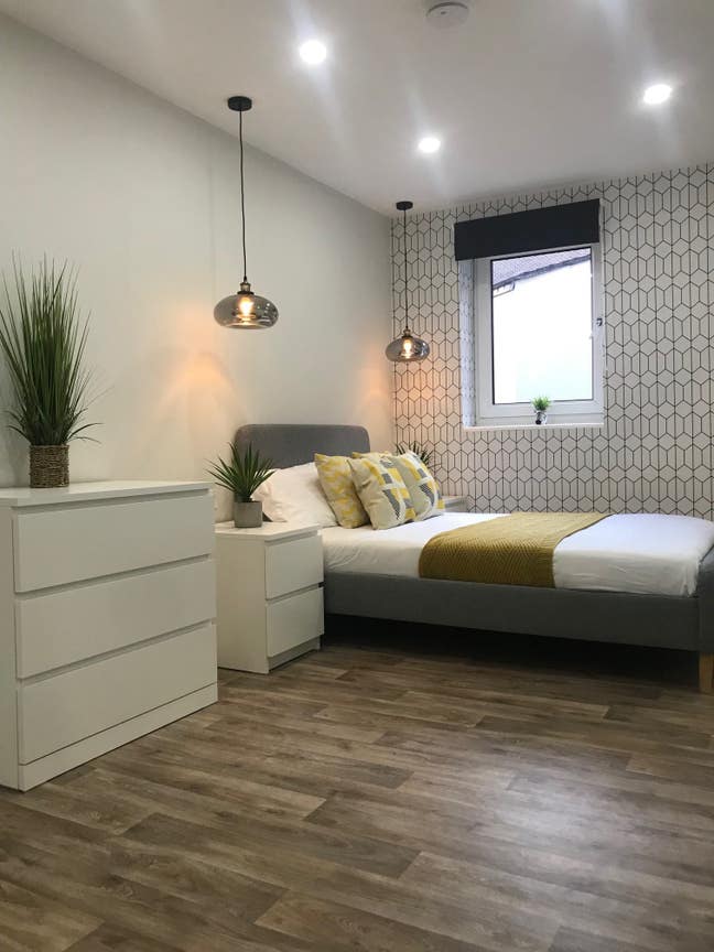 Modern Double Room With En-Suite in Town Centre! Main Photo