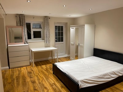 Studio Flat - self contained / bathroom & kitchen  Main Photo