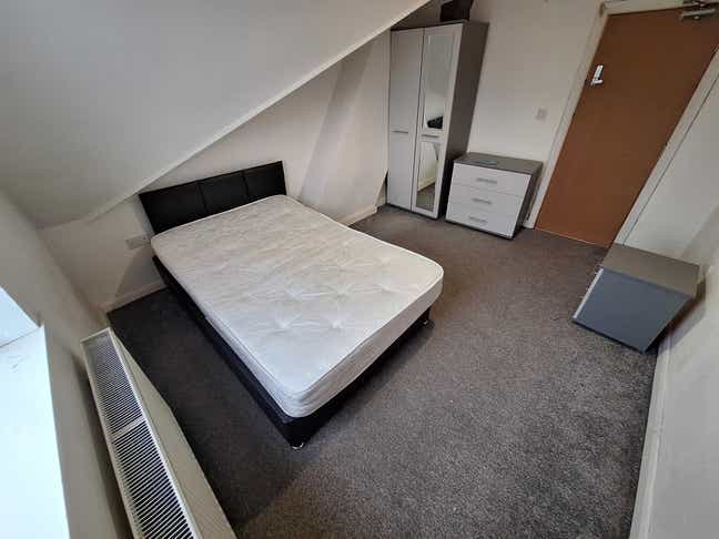 Spacious room in shared house -bills included  Main Photo