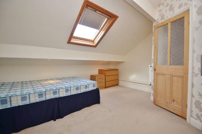 1 En-suite & 1 Single Room Is Available In LS7 3NN Main Photo