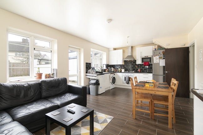 Available NOW *Large Double Room * quiet house Main Photo