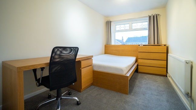 1 double room, new carpets and fresh paint Main Photo