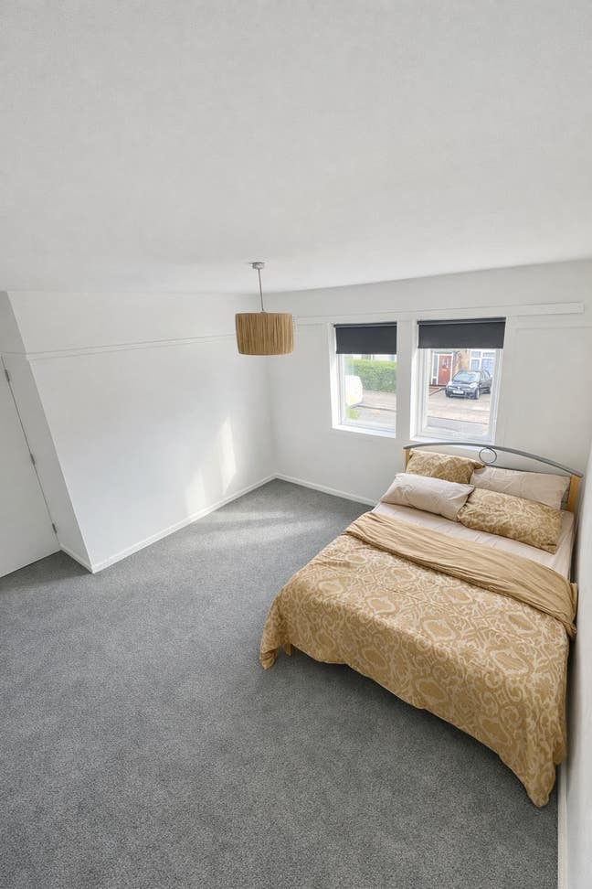 Spacious King Size-Room| Furnised & Bills included Main Photo