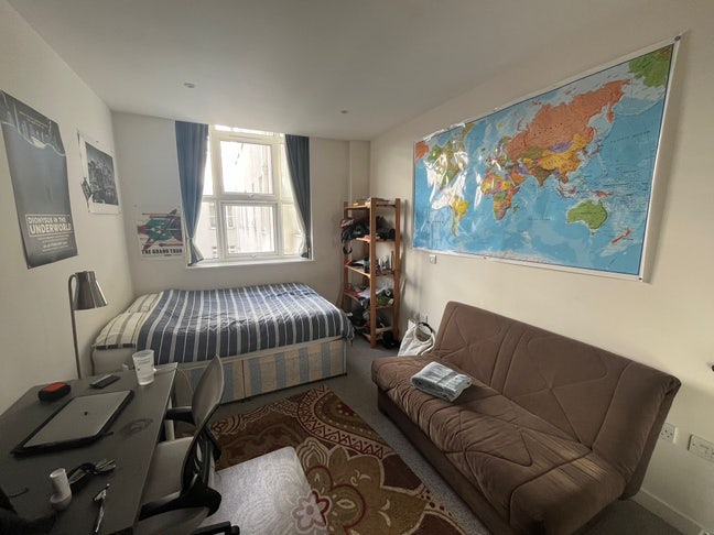 Double Bedroom in great location Main Photo