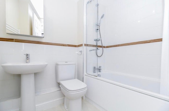 Double bed with own bathroom in a 2b2b flat Main Photo