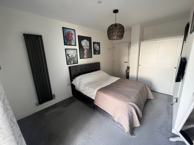 En-suite new build opposite Feltham station Main Photo