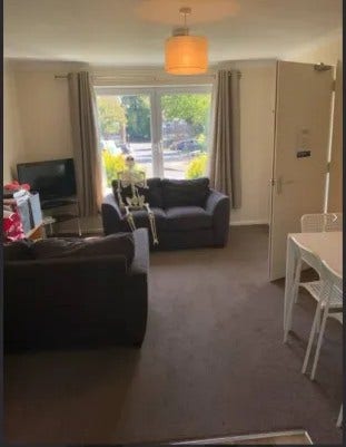 Looking for two people to take over two rooms Main Photo