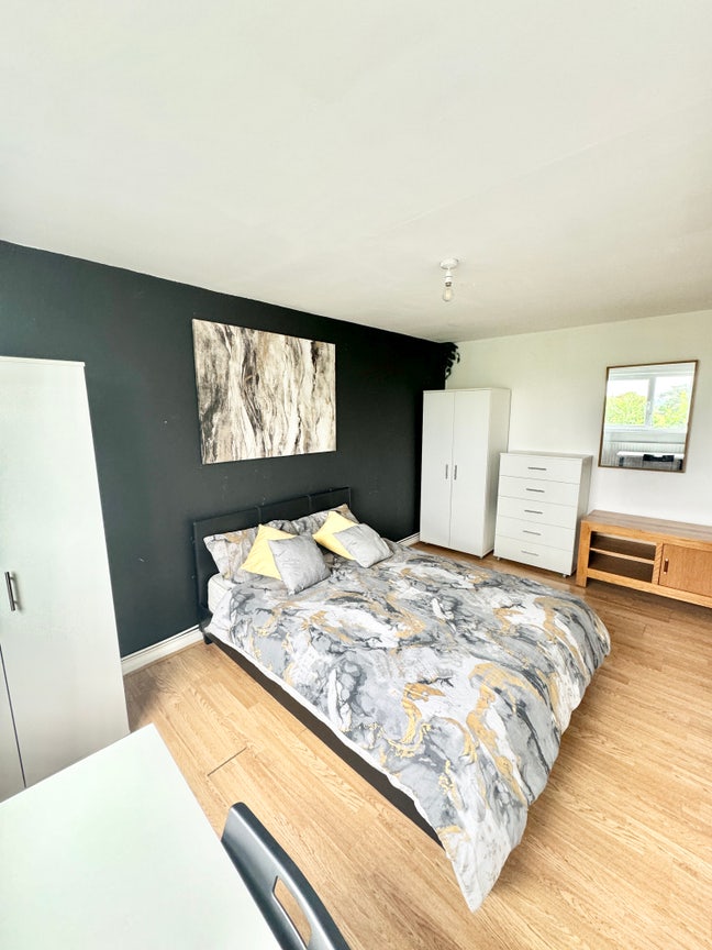 2 Doubles, Living 2 Baths Cleaner Wifi All Bills  Main Photo